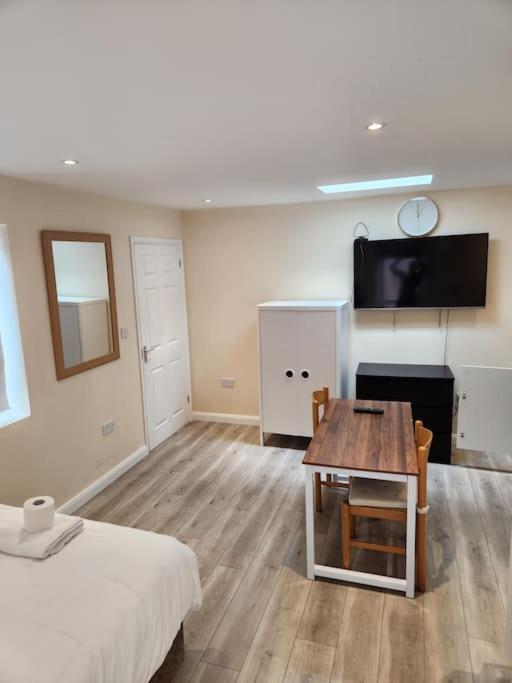 Beautiful Private En-Suite Room With Its Own Entry بيكسليهيث المظهر الخارجي الصورة
